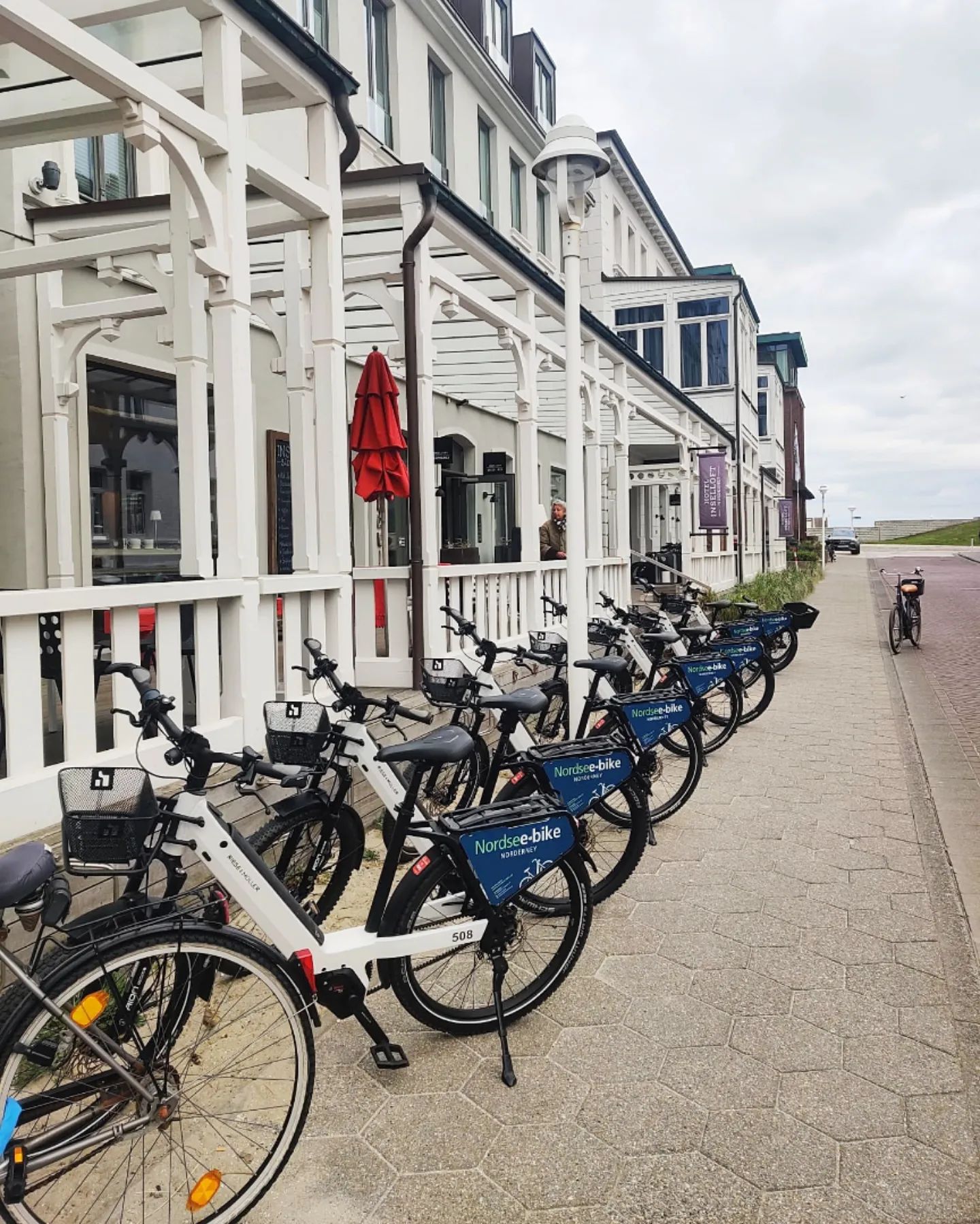 So gefällt uns das 😎💪 _____________📸🚴Teile deinen Nordsee-bike Moment mit #nordseebikeUns findest du hier: 📍#norderney 📍#norddeich 📍#sylt 📍#juistWir verleihen deiner Fahrradtour dauerhaften Rückenwind. 🚴💨 Sowohl unser E-Bike Nevo GT als auch unser E-Cargo-Bike Packster 🛍️👨‍👩‍👧‍👧🐕 werden dich mit Komfort und Fahrspaß begeistern.🔋🎯Buch dein Nordsee-bike bequem online unter: www.nordsee-bike.de